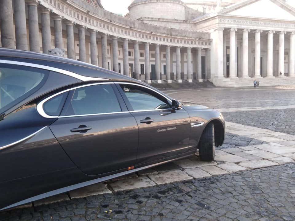 Auto funebre di rappresentanza in Piazza del Plebiscito, Napoli