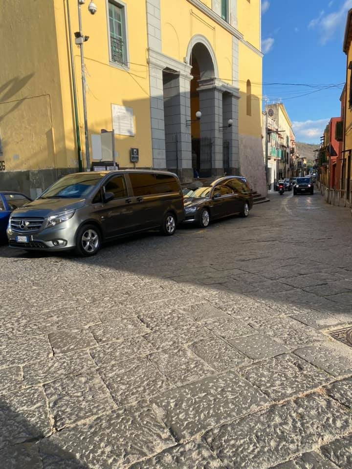 Mezzi funebri nelle vie di Napoli